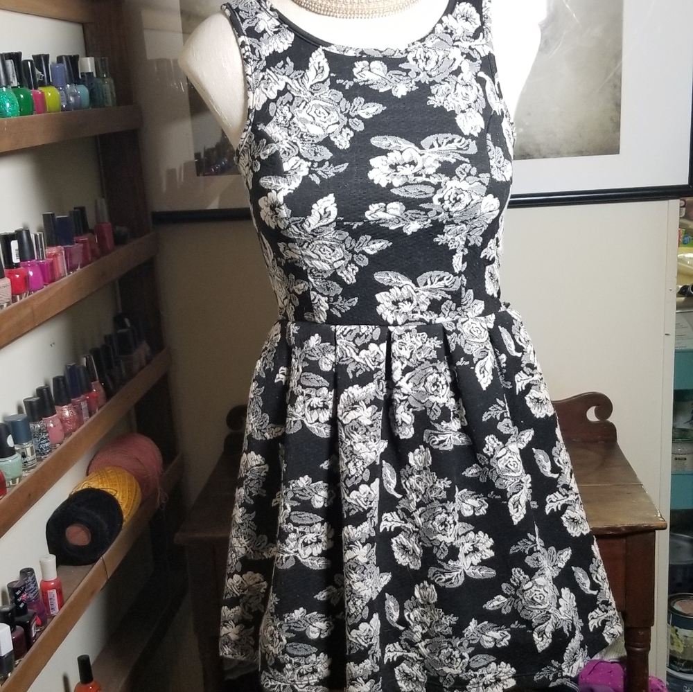 XS Dress with Embroidered White Flowers